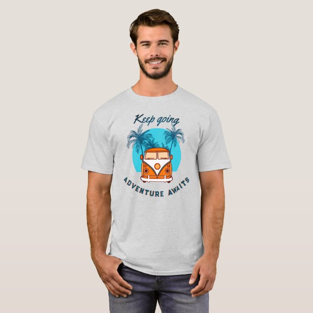 Fortsätt Äventyret Väntar T-Shirt – Retro Van (Hel framsida)