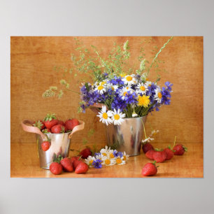 Fortsatt liv med jordgubbar och vild blommor poster