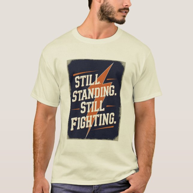 "Fortsätter Att Stå. Kämpar Fortsatt." MS T-Shirt (Framsida)