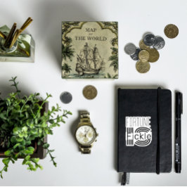 Fortune är en ombytlig, vit, svart dekal