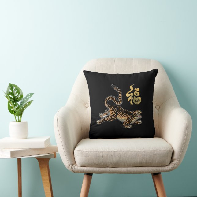 Fortune Tiger: Traditional Scroll Art Inspired  Kudde (Stol)