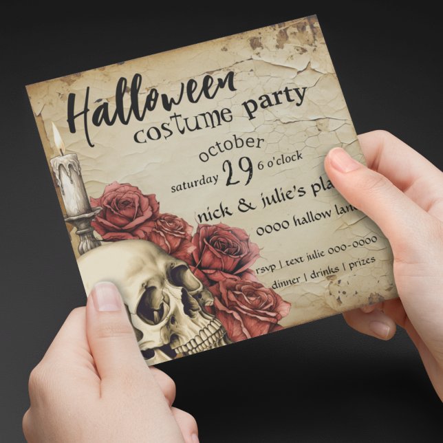 Förutsatt Ro och Spooky Skull Halloween fest (Macabre spooky customizable Halloween party invitation with skull, red roses and a lit candle. )