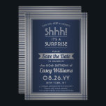 Förvånande Party Shhh! Elegantens marinblå Spara Datumet<br><div class="desc">Kan du behålla en hemlighet? Familjen och vännerna i inbjudan till en elegant och en spännande överraskning av födelsedagskalender med anpassningsbar marin blå och faux silver-folie sparar datuminbjudningarna. Alla formuleringar i den här mallen är enkla att anpassa, inklusive meddelandet "Shhh!! "Det är en SURPRISE." Konstruktionen har en modern, stripe gräns...</div>