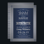 Förvånande Party Shhh! Elegantens marinblå Spara Datumet<br><div class="desc">Kan du behålla en hemlighet? Familjen och vännerna i inbjudan till en elegant och en spännande överraskning av födelsedagskalender med anpassningsbar marin blå och faux silver-folie sparar datuminbjudningarna. Alla formuleringar i den här mallen är enkla att anpassa, inklusive meddelandet "Shhh!! "Det är en SURPRISE." Konstruktionen har en modern, stripe gräns...</div>