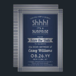 Förvånande Party Shhh! Elegantens marinblå Spara Datumet<br><div class="desc">Kan du behålla en hemlighet? Familjen och vännerna i inbjudan till en elegant och en spännande överraskning av födelsedagskalender med anpassningsbar marin blå och faux silver-folie sparar datuminbjudningarna. Alla formuleringar i den här mallen är enkla att anpassa, inklusive meddelandet "Shhh!! "Det är en SURPRISE." Konstruktionen har en modern, stripe gräns...</div>