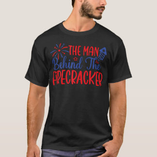 Förväntar en liten fyrverkeri mannen bakom t shirt
