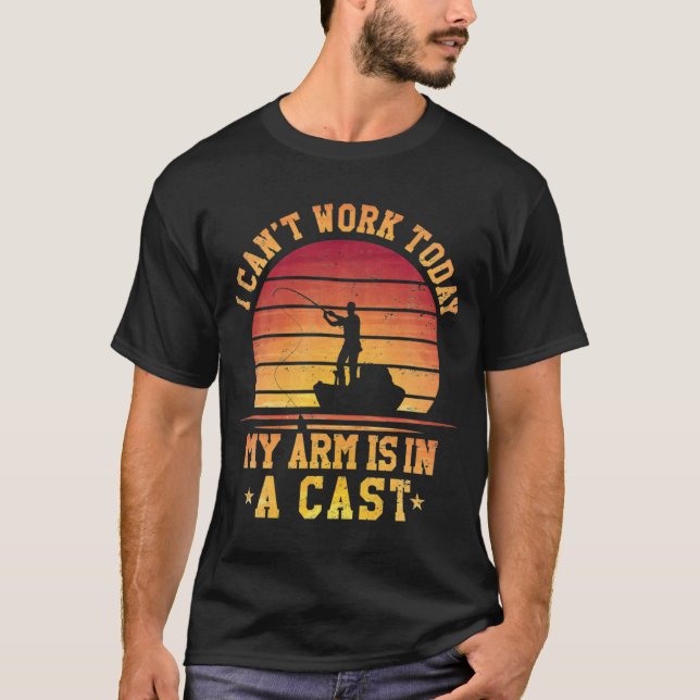Förvirrad katt med fiskbenshatt t shirt (Framsida)