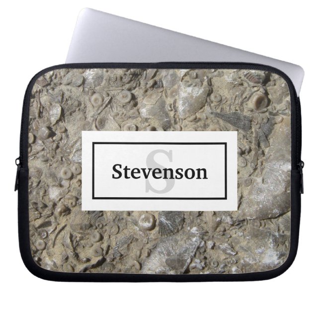 Fossil Limestone Sten med Namn och Monogram Laptop Fodral (Framsidan)