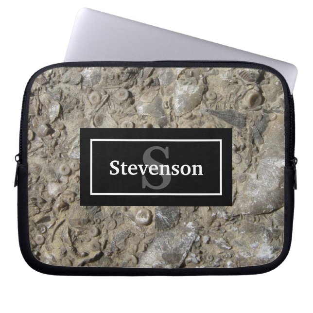 Fossil Limestone Sten med Namn och Monogram Laptop Fodral (Framsidan)