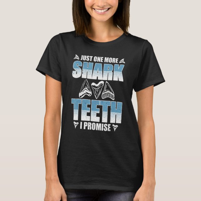 Fossil Tooth Hunter Quote for Shark Tooth T Shirt (Framsida)