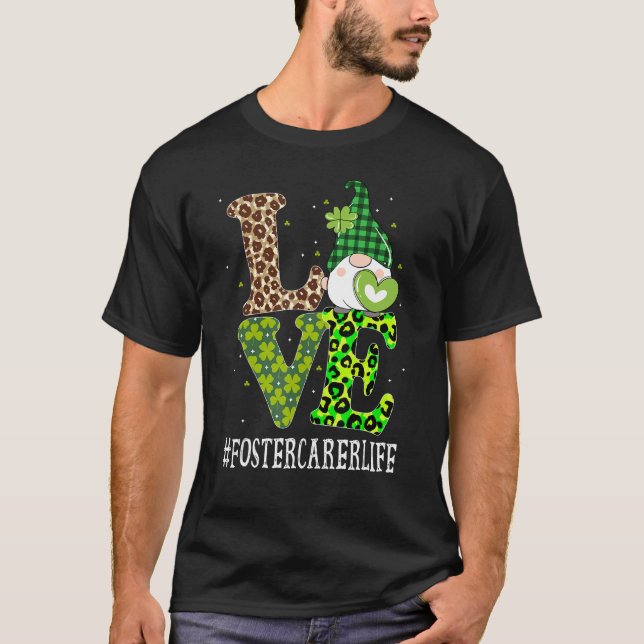 Foster Carer Kärlek St patricks day Gnome Leopard  T Shirt (Framsida)