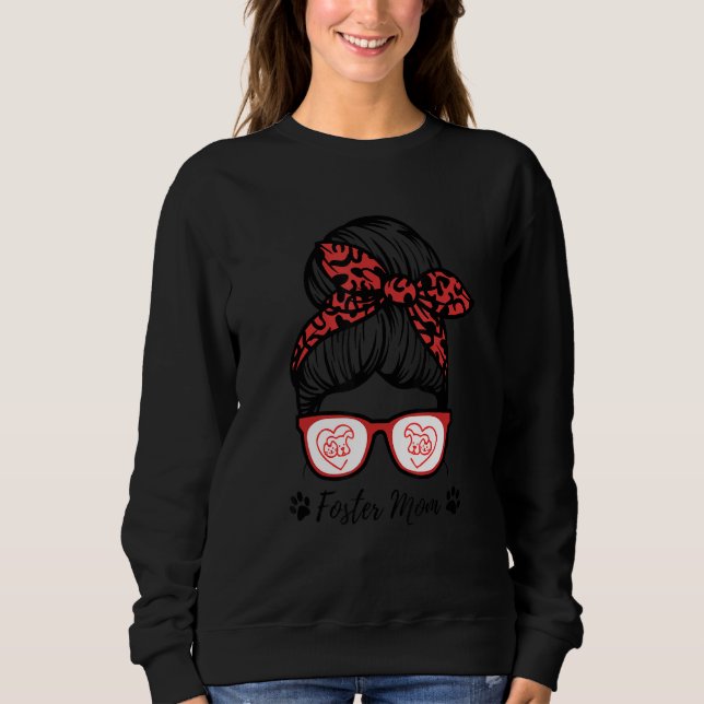 Foster Mom Dog And Cat In A Heart With Paw Prints  T Shirt (Framsida)