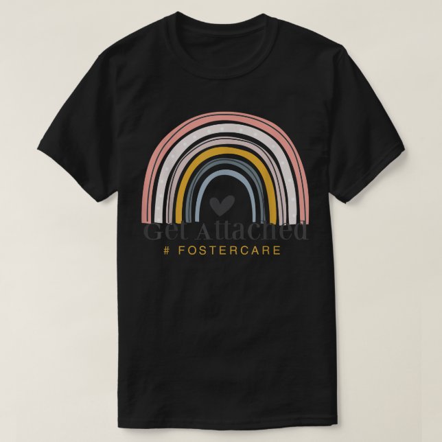 Foster-vårdföräldrar blir bifogade regnbågsadoptio t shirt (Design framsida)