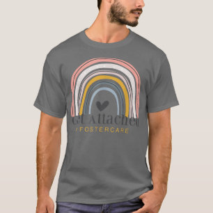 Foster-vårdföräldrar blir bifogade regnbågsadoptio t shirt