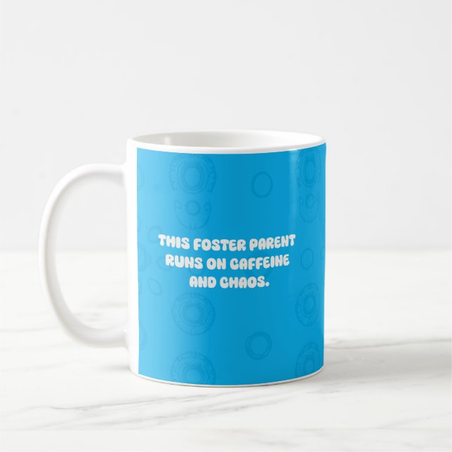 Fosterförälder Kör På Kaffe Och Kaos Design Kaffemugg (Vänster)