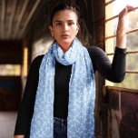 Fotavtryck av baby, blå Mönster Scarf Sjal<br><div class="desc">Den här charmerande blå halsduken, försedd med en mönster av små fotavtryck på baby, firar det nya livets glädje och . Den blåblå nyansen är lugnande och perfekt för en babyduschgåva, en gest för ett nytt mor, eller helt enkelt ett trevligt tillägg till någons tillbehörssamling som håller livets mirakel nära...</div>