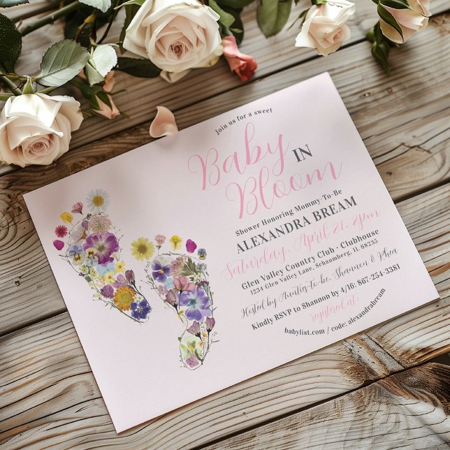 Fotavtryck av cute Wildblomma Flicka Shower Inbjud Inbjudningar (Pressed wildflowers Baby in Bloom pink gingham daisy floral footprints baby girl shower invitation)