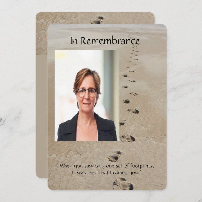 Fotavtryck i Anpassningsbarna Sand Dikt Memorial Inbjudningar (Fram/baksida)