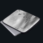 Fotavtryck i Snö Laptop Sleeve<br><div class="desc">Vid dammning av färsk snö finns en svart körbana med varierande täthet. Två uppsättningar svarta startavtryck börjar sida vid sida i bildens överkant och skiljer sig åt när de närmar sig visningsprogrammet i det här lodrät, svartvita foton. En uppsättning spår går ut i det lämnat hörnet i grund medan den...</div>
