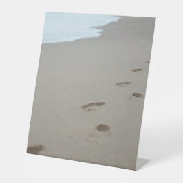 Fotavtryck på en vit strand i Moçambique