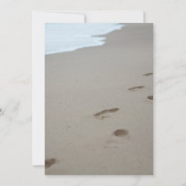 Fotavtryck på en vit strand i Moçambique Tack Kort