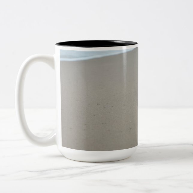 Fotavtryck på en vit strand i Moçambique Två-Tonad Mugg (Vänster)