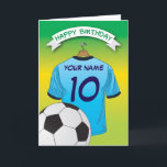 Fotboll Blek Blue Shirt Sports Birthday Kort<br><div class="desc">Kort för hälsning av personlig barn med födelsedag med grönt/gult förskjuten bakgrund och en blek blå fotboll/fotbollskjorta med mörk blått trim, du kan anpassa skjortan med barn namn och ålder och en boll vid grund. Det här födelsedagskortet kommer att imponera på födelsedagsljuden, vare sig det är din son/dotter, brorson/systerson eller...</div>