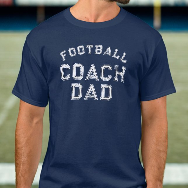 Fotboll Coach Pappa Anpassningsbar Distress Text T T Shirt (For the Dad who is also a Football Coach)