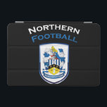 Fotboll: Huddersfield Town Badge Art iPad Mini Skydd<br><div class="desc">Visa ditt orubbliga pride för Huddersfield Town med denna unika "Northern Football"-design! Den här slående teckningen har en framträdande plats på den ikoniska klubben Huddersfield Town, krönt med den stolta förklaringen "Northern Football" i en snyggt båge. "Norra" återges i skarp vit, med "Fotboll" under den i klubbens namnteckning blått, och...</div>