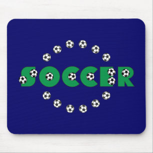 Fotboll i grönt musmatta