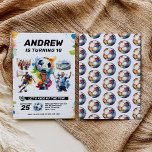 Fotboll - Kids Party Inbjudningar<br><div class="desc">Låt oss Kick Up the Roligt! Planera en födelsedagsfest för roligt med den här inbjudan till fotbollstemat. Den här utformningen illustrerar fotbollar,  klichéer,  troféer,  spelare,  fläkt,  stadion,  fotbollsmål med mera. Välj ett snabbnedladdningsalternativ för snabb produktionstid.</div>