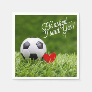 Fotboll med rött hjärta på grönt bröllop napkin pappersservett