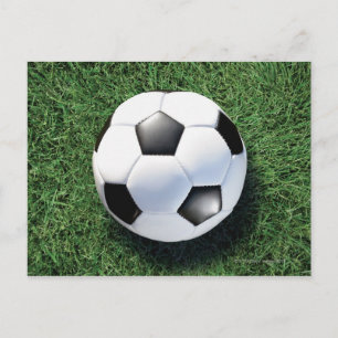Fotboll på grönt gräs, närbild vykort