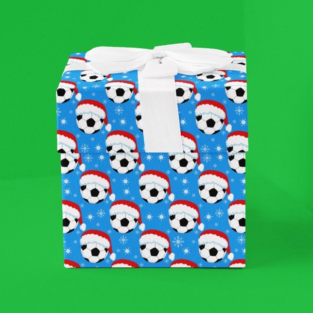 Fotboll som bär Santas hatt & snöflingor Blå Presentpapper (Skapare uppladdad)