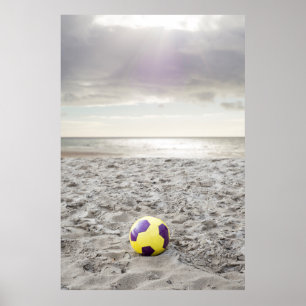 fotbollboll på ballybunionstrand poster