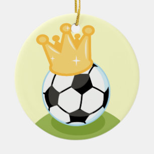 Fotbollboll som ha på sig kronaT-tröja och gåvo Julgransprydnad Keramik