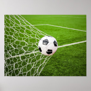 Fotbollboll som netto slår mål poster