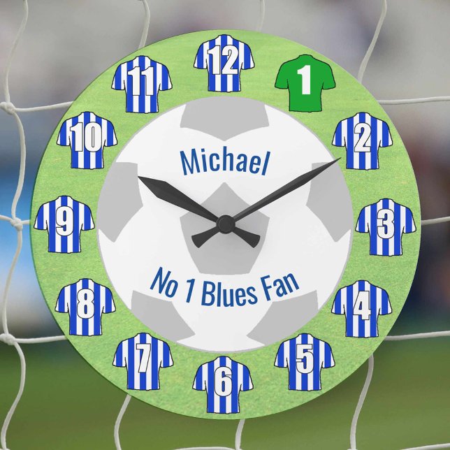 Fotbolls-lock - Blå och vita strimlade skikt Stor Klocka (Blue and white striped football shirts on a clock for the number one fan.)
