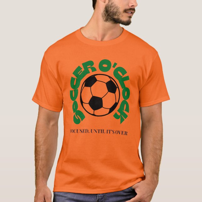 Fotbolls O'Clock – Fokuserad Tills Det Är Över | F T Shirt (Framsida)