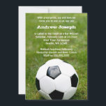 Fotbolls tema Bar Mitzvah Inbjudningar<br><div class="desc">En fotboll på grönt gräs är med på denna idrottstema Bar Mitzvah-inbjudan.</div>