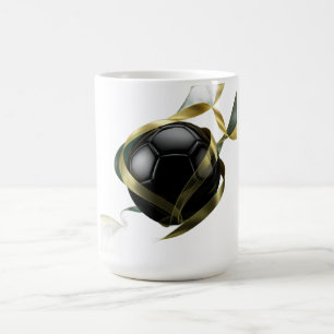 Fotbollsboll med gyllene virvlar runtom kaffemugg