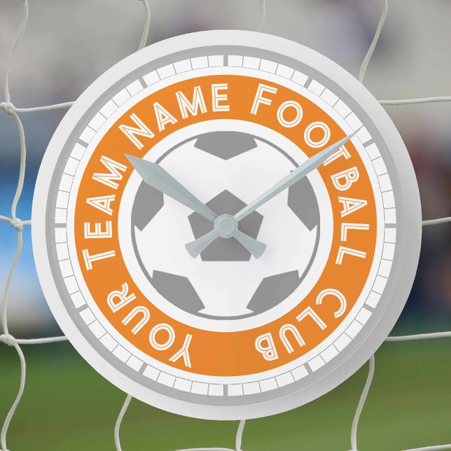 Fotbollsentusiast eller fotbollsupportrar rund klocka (Skapare uppladdad)