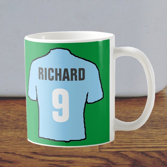 Fotbollskjortans utformning i himlar blå. kaffemugg (Skapare uppladdad)
