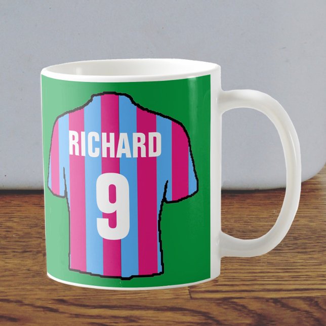 Fotbollskjortans utformning i klartext och blå. kaffemugg (Skapare uppladdad)