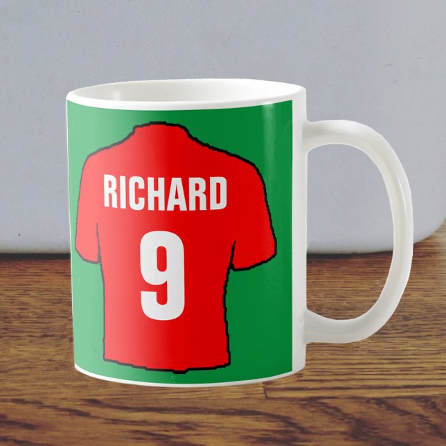 Fotbollskjortans utformning i rött. kaffemugg (Skapare uppladdad)