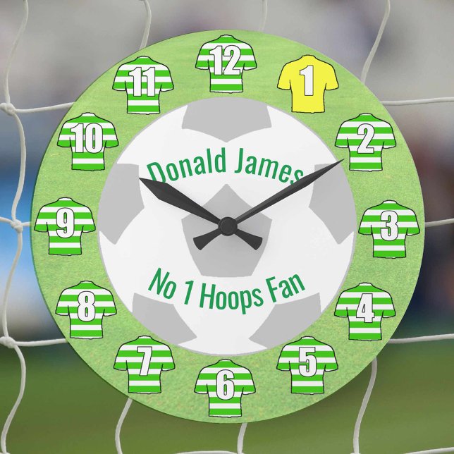 Fotbollsklock - Grönt Hooped Shirts Stor Klocka (Green and white hoops on football shirts. Celtic style football shirts on a clock.)