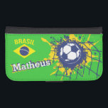 Fotbollsmålet Fap fodral<br><div class="desc">Fotboll/fotboll i gult,  blått och grönt (brasilianskt färg) splatt på baksidan av målet/nätet med brasil-flagga. Idealisk för den brasilianska fotbollen eller fotbollsspelaren fläkt,  personalisera med ditt eget namn läser för närvarande Matheus. Designad av Sarah Trett.</div>