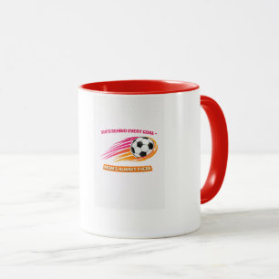 Fotbollsmamma-mugg – Hon står bakom varje mål Mamm Mugg