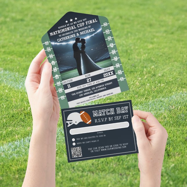Fotbollsmatchning Biljett med QR-kod OSA Bröllop (Close up hands holding stadium romance championship football wedding trifold invitation with RSVP
)