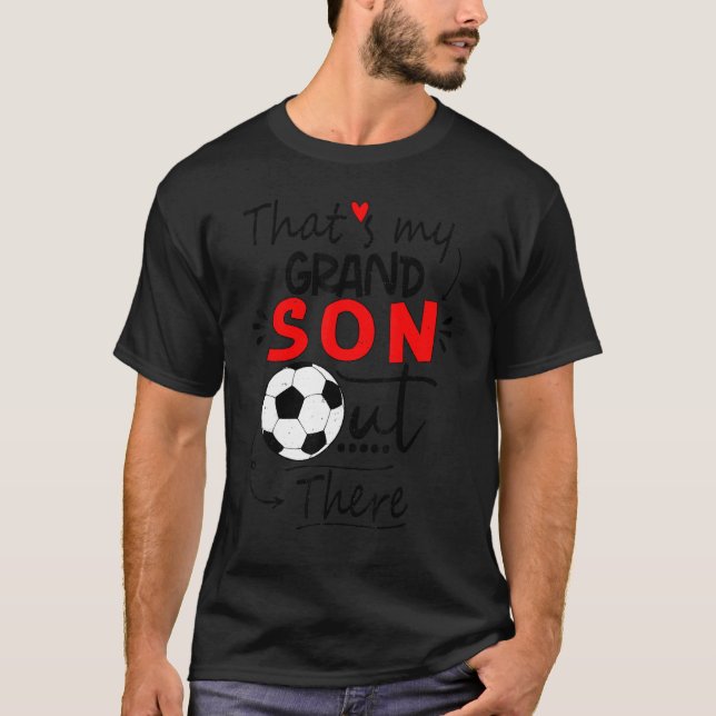 Fotbollsmormor  det är min sonson där ute fotboll t shirt (Framsida)
